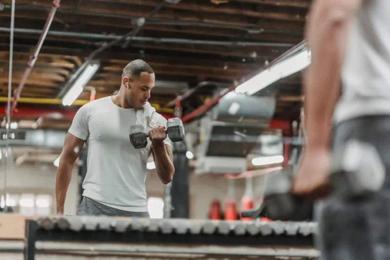 Glass Trap: How Staring at Your Reflection Is Quietly Killing Your Gains